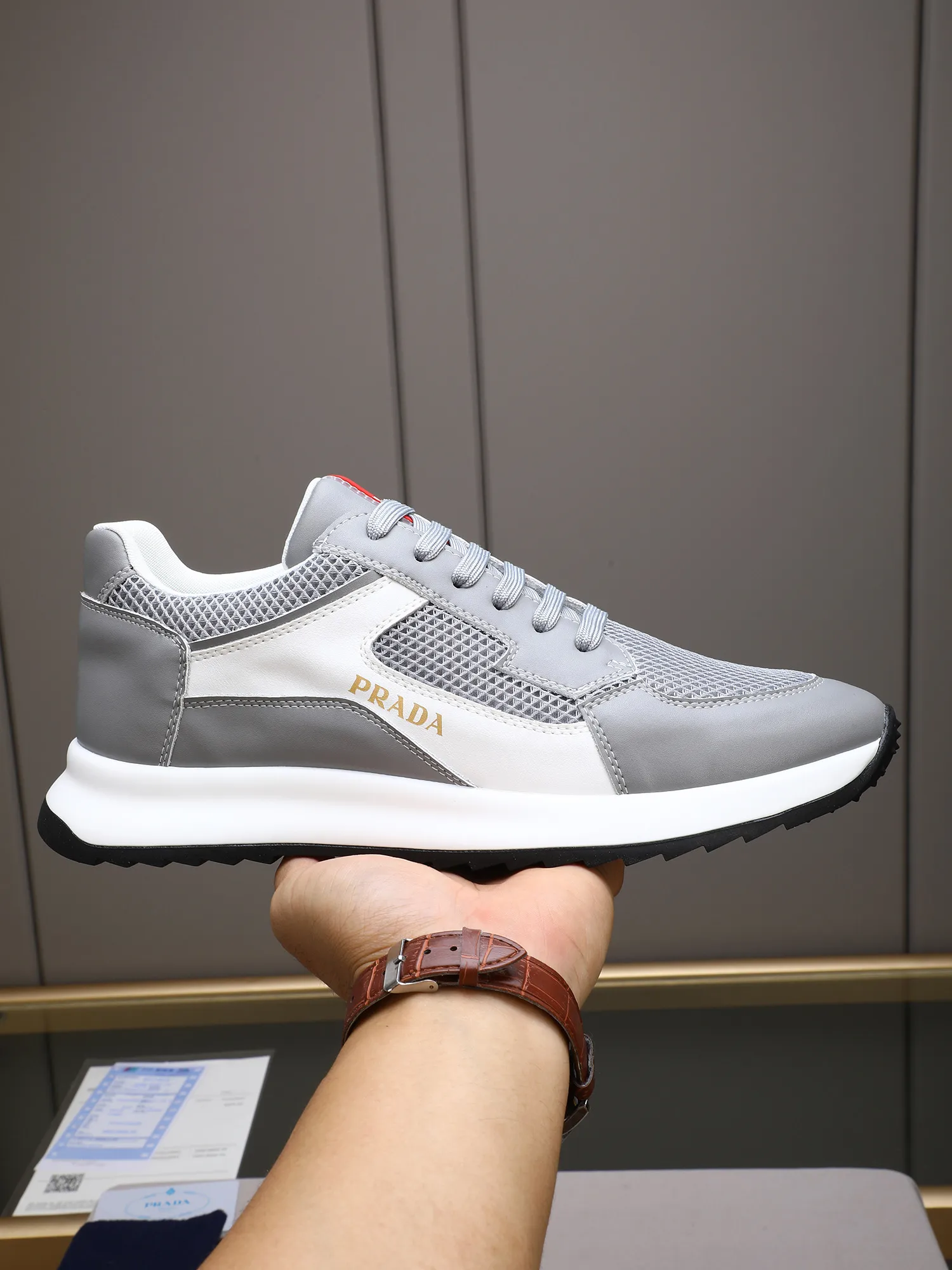 Men's shoes 💰460 Prada/Prada's new men's casual sports shoes, low-top lace-up sports shoes, fashionable and generous style, made of first-layer cowhide stitching and breathable mesh, soft, comfortable and breathable, tongue letter LOGO, finely crafted details, lightweight foam sole, fashionable and versatile! Size: 38-44 (45 customized)